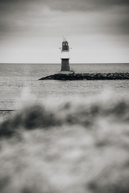 Photo phare par la mer contre le ciel