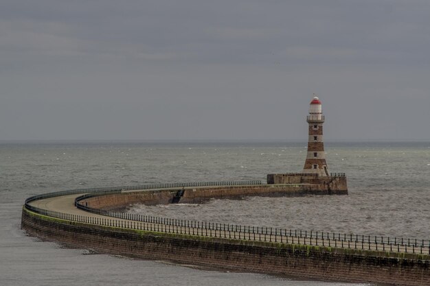 Photo phare par la mer contre le ciel