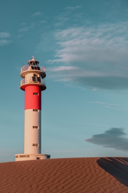 Photo phare par la mer contre le ciel