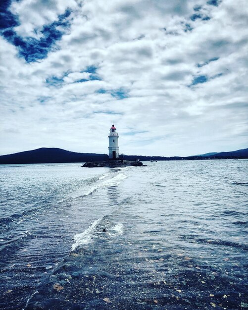 Photo phare par la mer contre le ciel