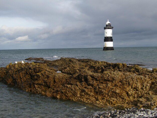 Photo le phare de penmon est situé à penmon point, au pays de galles.