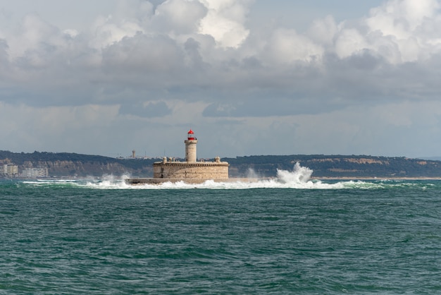 Phare sur petite île en mer - Le Fort de Sao Lourenco do Bugio