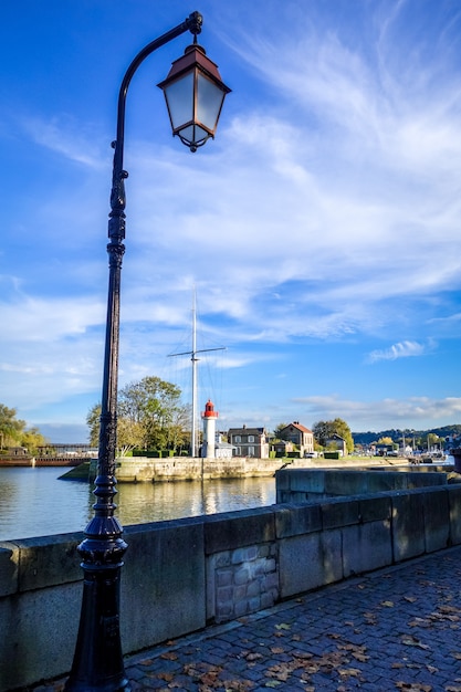 Phare et réverbère à Honfleur, France