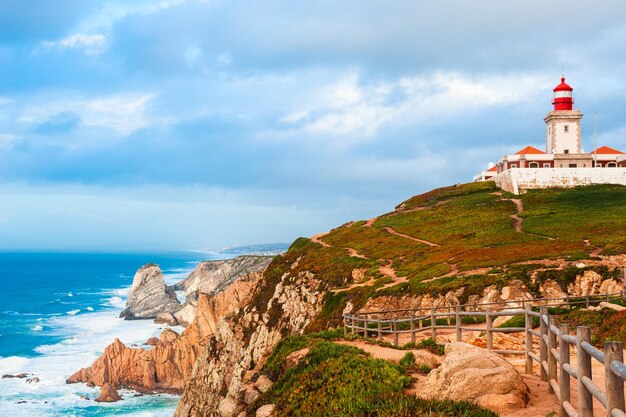 Phare sur la rive de l'océan Atlantique à Cabo da Roca (Cap Roca) au Portugal. Point le plus occidental de l'Europe continentale. Paysage d'été