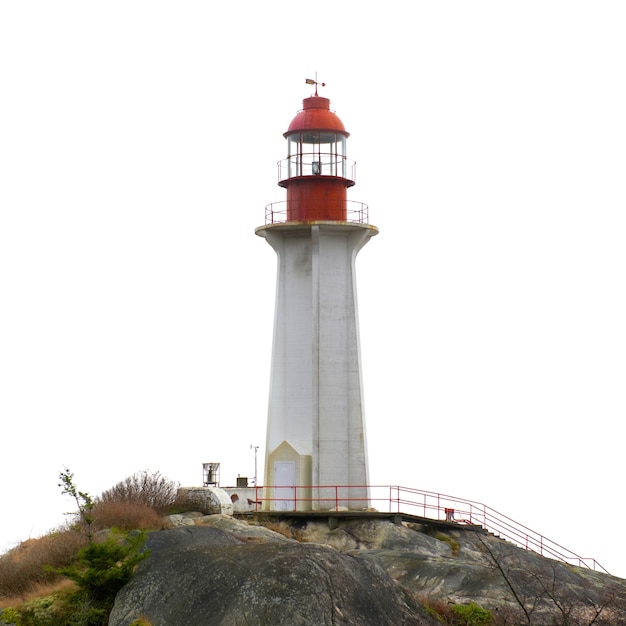 Phare sur le rocher isolé sur blanc