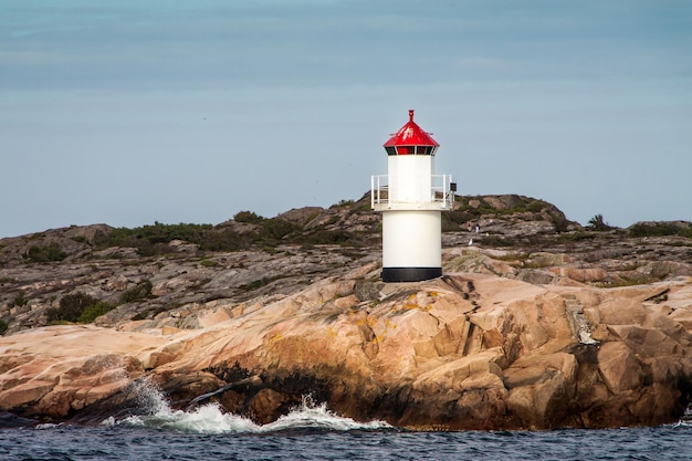 Phare sur des rochers contre le ciel