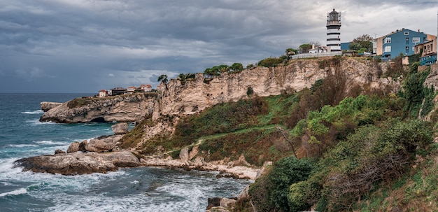 Phare sur les rochers près de Sile Istanbul Turquie panorama de la mer Noire