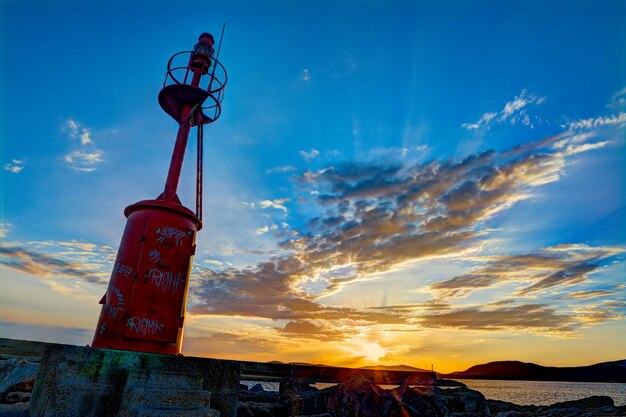 Phare rouge au coucher du soleil hdr