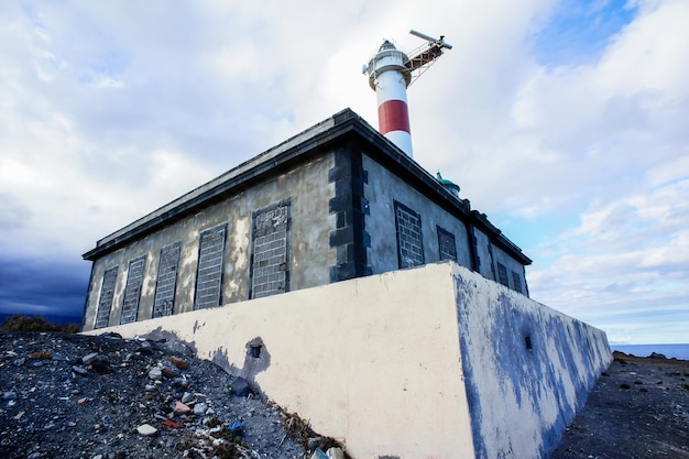 Phare rouge et blanc dans le sud des îles Canaries de Tenerife