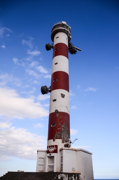 Phare rouge et blanc dans le sud des îles Canaries de Tenerife