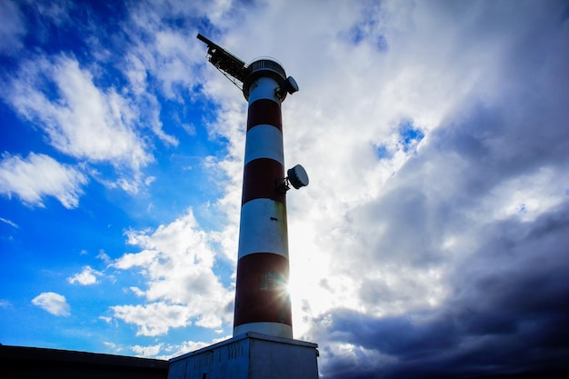 Phare rouge et blanc dans le sud des îles Canaries de Tenerife