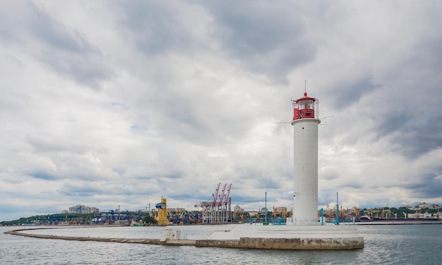 Phare rouge et blanc d'Odessa en journée d'été ensoleillée au milieu de la mer Noire