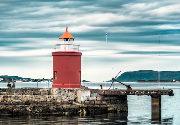 Phare rouge dans la ville d'Alesund. Norvège