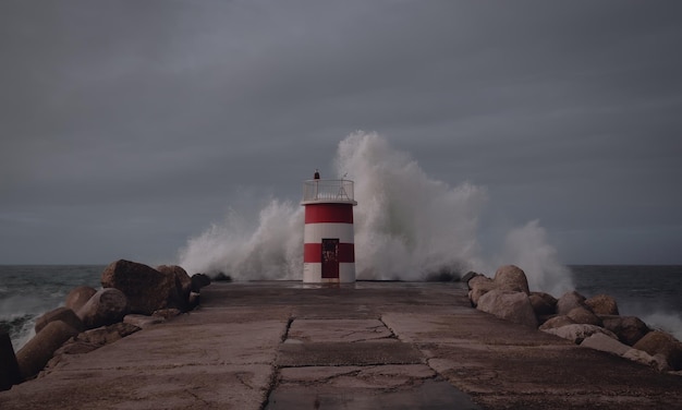 phare rouge sur la plage