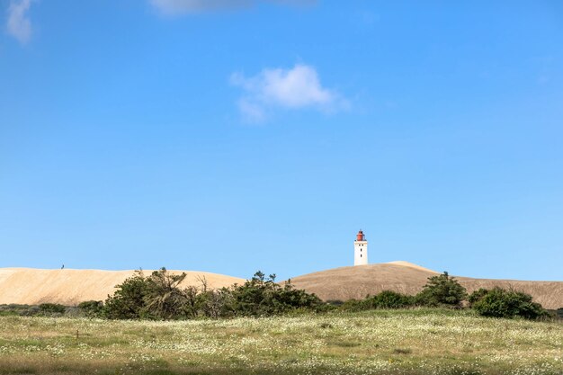 Photo le phare de rubjerg knude sur la côte de la mer du nord dans le jutland dans le nord du danemark