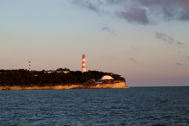 Un phare se trouve sur une petite île dans l'océan.