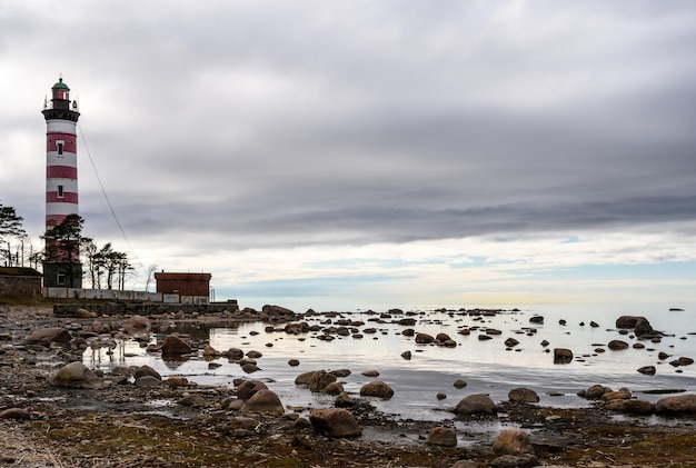 Phare Shepelevsky Leningrad Oblast Whitered phare phare sur les rives du golfe de Finlande