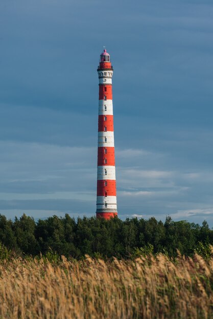 Phare Storojensky sur le lac Ladojskoe en Russie