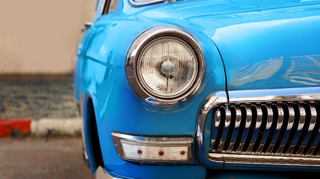 Phare de vieille voiture vintage bleu rétro voiture close up