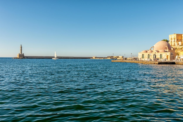 Phare Avec Vieux Port Vénitien Dans La Ville De La Canée Sur L'île De Crète, Grèce.