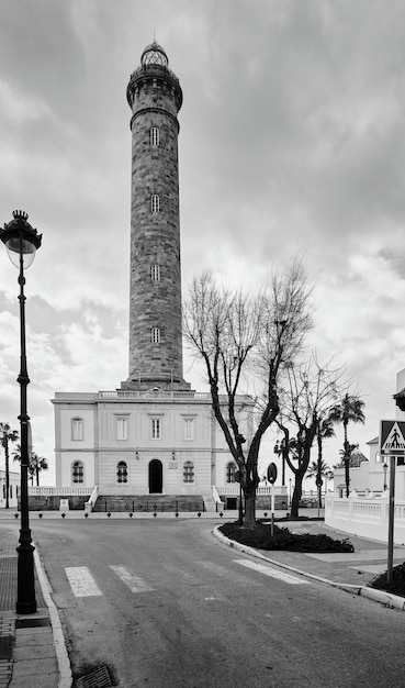 Phare ville côte jour noir blanc