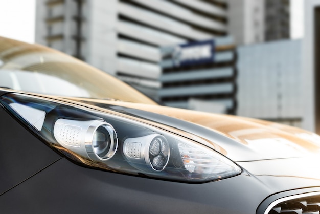 Phare d'une voiture de luxe moderne se bouchent