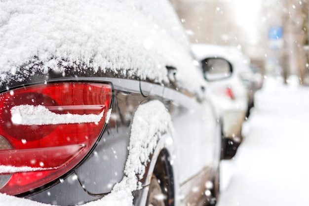 Phare de voiture se bouchent. Voiture dans la neige en hiver