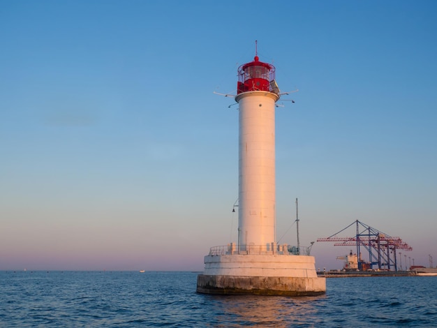 Le phare de Vorontsov dans le port de la mer Noire d'Odessa en Ukraine le soir Le phare actuel est le troisième à se tenir au même endroit Le premier a été construit en 1862 et était en bois