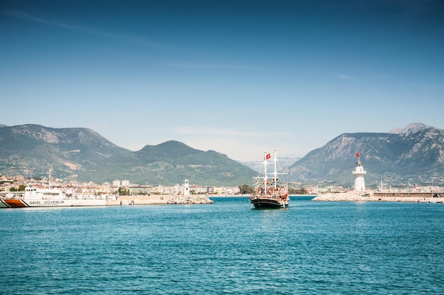 phare et yacht touristique au port