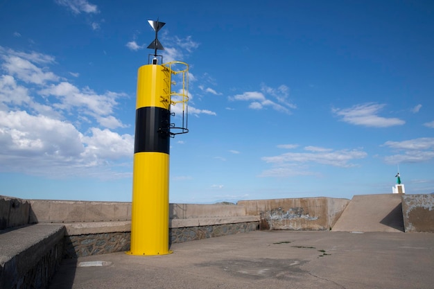 Phare Yellowblack contre un ciel bleu