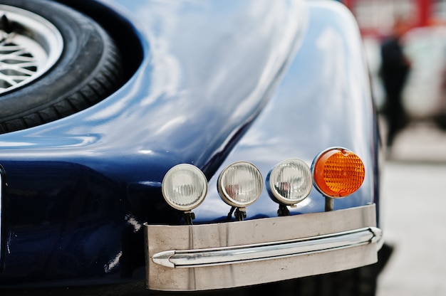 Phares arrière d'une vieille voiture classique