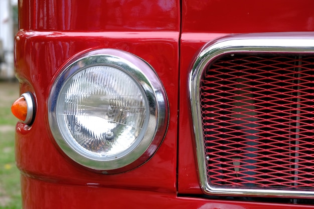 Phares avant et radiateur de close-up de voitures anciennes.