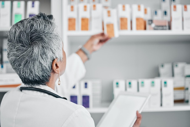 Pharmacie et médecine de tablette avec une femme âgée et maquette en magasin pour le bien-être des soins de santé ou la vente au détail Produit numérique et médical avec pharmacien et étagère pour l'achat d'ordonnance ou d'inventaire