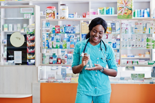 Pharmacien afro-américain travaillant en pharmacie à la pharmacie de l'hôpital Soins de santé africains