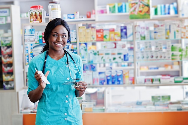 Pharmacien afro-américain travaillant en pharmacie à la pharmacie de l'hôpital Soins de santé africains