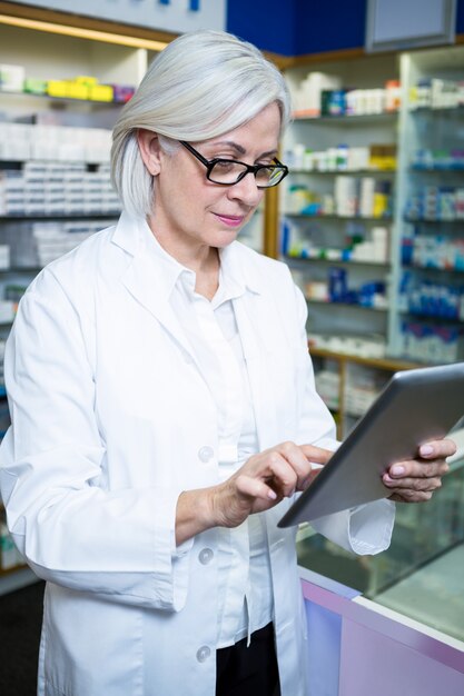 Pharmacien à l'aide de tablette numérique