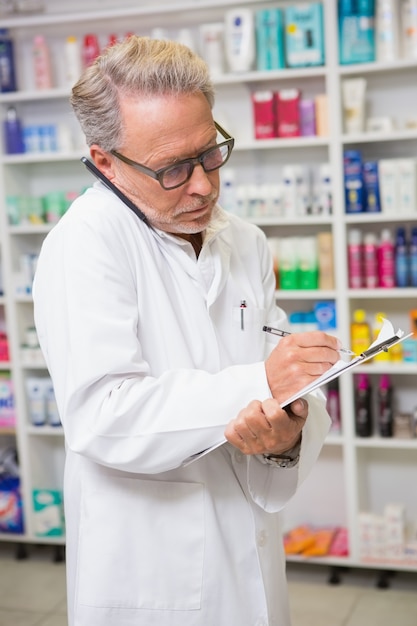 Pharmacien ciblé au téléphone prendre des notes