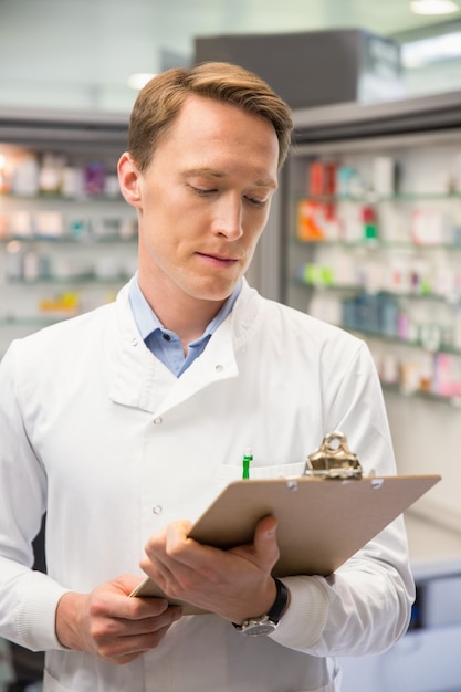 Pharmacien ciblé écrit sur le presse-papiers