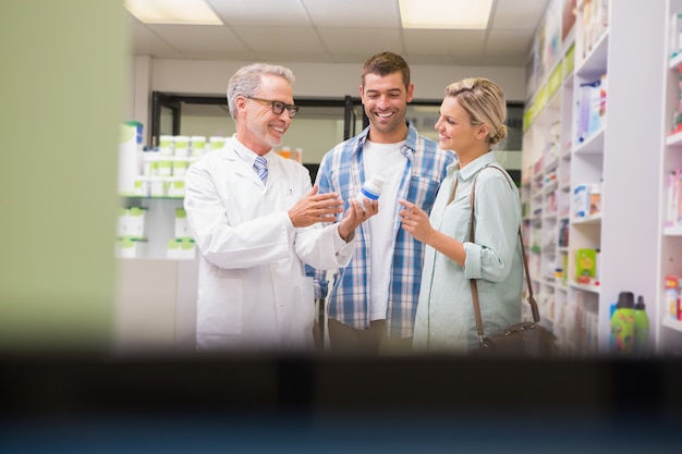 Pharmacien et clients parlent de médicaments