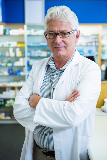 Pharmacien, debout, bras croisés