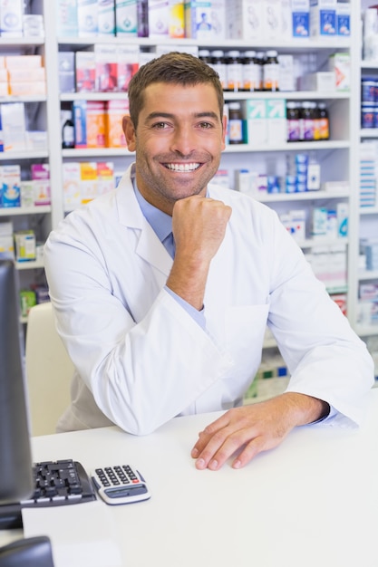 Pharmacien heureux en utilisant l&#39;ordinateur