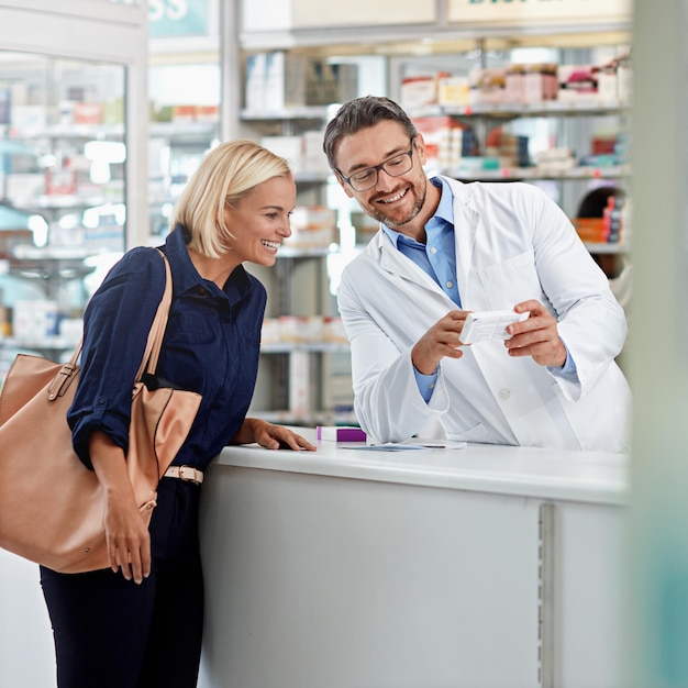 Pharmacien avec des pilules aide le client et la santé avec des médicaments et des services en pharmacie avec des conseils et des ordonnances Magasin médical de soins de santé avec des médicaments pharmaceutiques avec un homme et une femme qui parlent