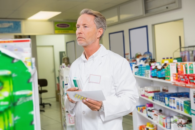 Pharmacien principal détenant une prescription et des médicaments