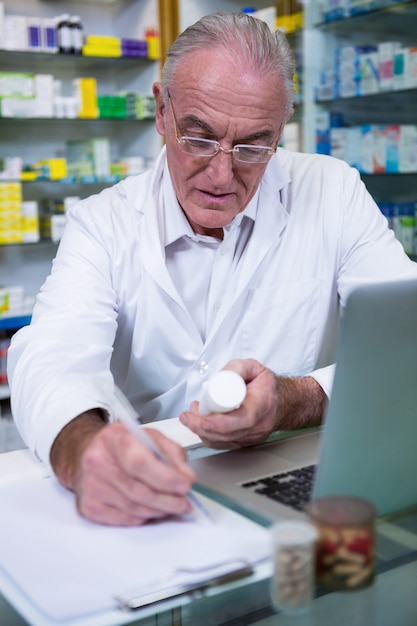 Pharmacien rédigeant des ordonnances de médicaments