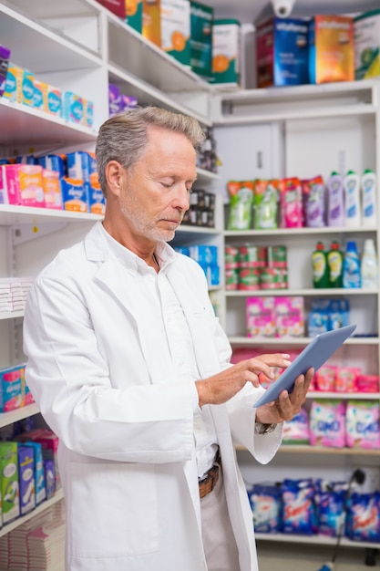 Pharmacien senior à l&#39;aide de tablet pc