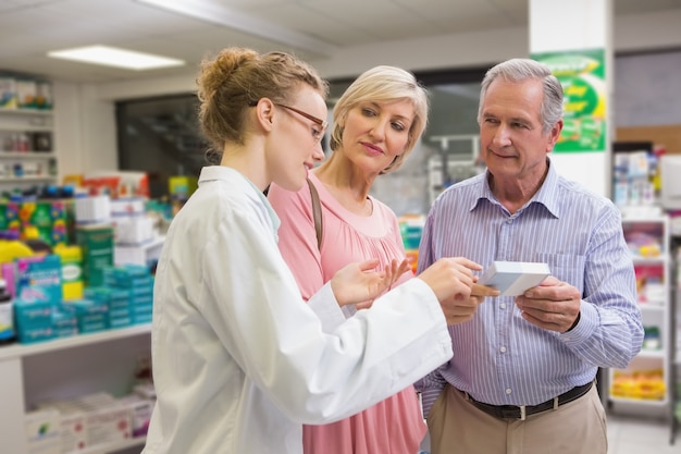 Pharmacien et ses clients parlent de médicaments