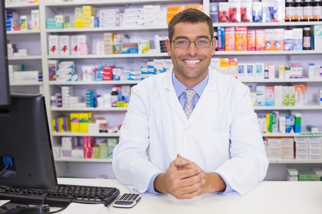 Pharmacien souriant regardant la caméra