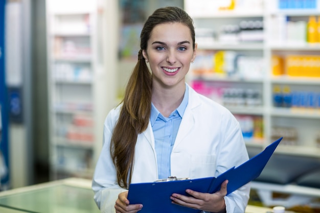 Pharmacien, tenue, presse-papiers, dossier, pharmacie