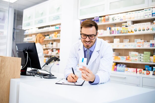 Pharmacien travaillant dans un magasin de pharmacie et vendant des médicaments.