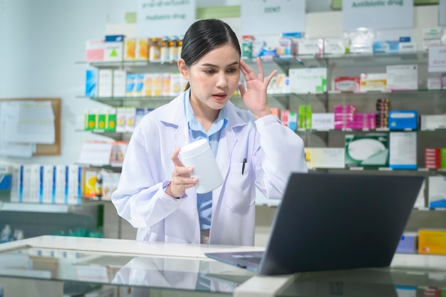 Une pharmacienne conseillant une cliente par appel vidéo dans une pharmacie de pharmacie moderne